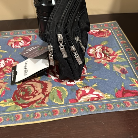Baggallini Triple Zip Crossbody Belt Hip bag Black w/Sand lining silver hardware - Picture 11 of 14